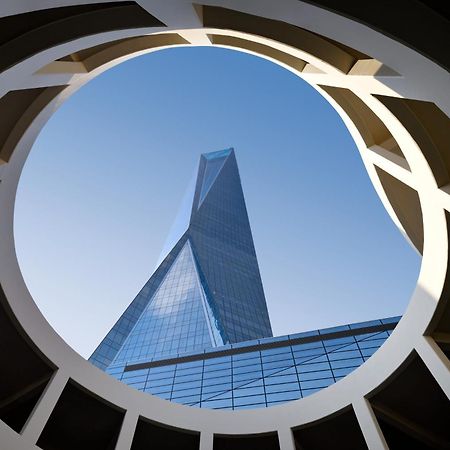 ホテル So/ Uptown ドバイ エクステリア 写真 The building's distinctive triangular shape