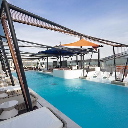 ホテル So/ Uptown ドバイ エクステリア 写真 The rooftop pool at the hotel