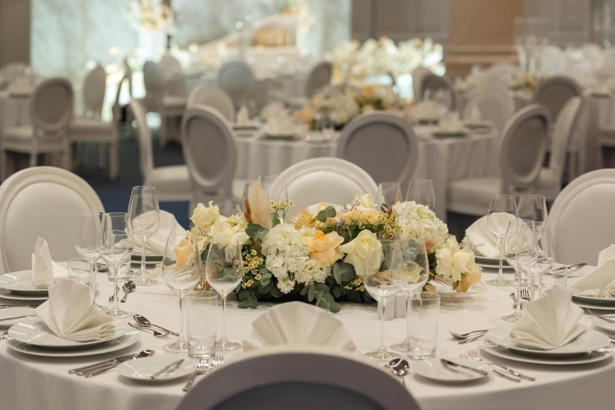 ホテル So/ Uptown ドバイ エクステリア 写真 A table set for a formal dinner