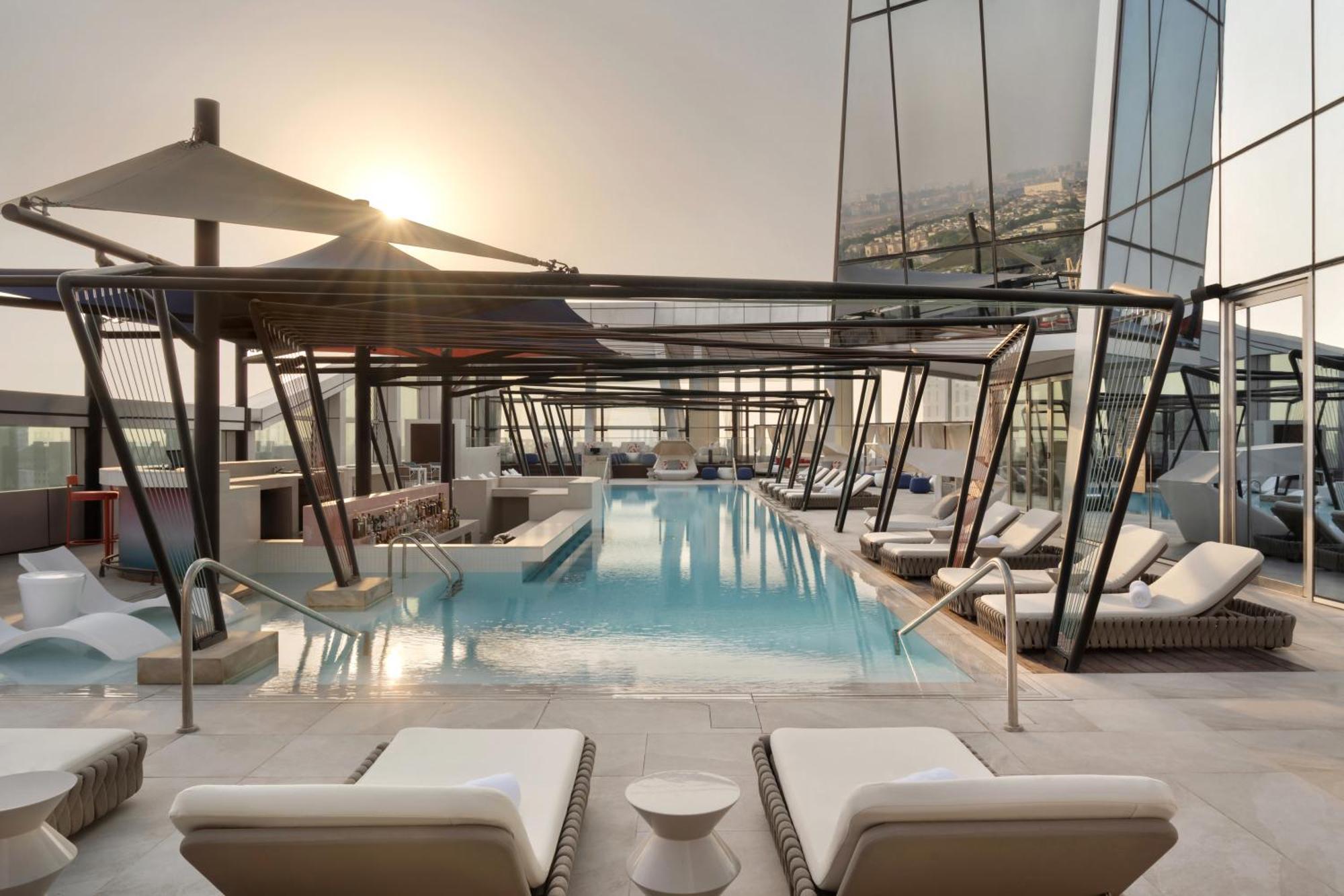 ホテル So/ Uptown ドバイ エクステリア 写真 The rooftop pool at the hotel