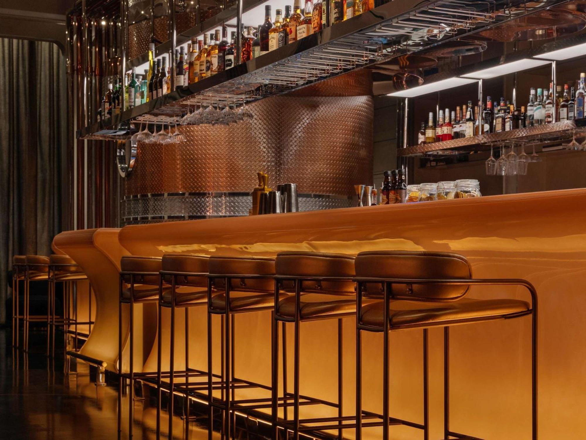 ホテル So/ Uptown ドバイ エクステリア 写真 The bar at the London Edition
