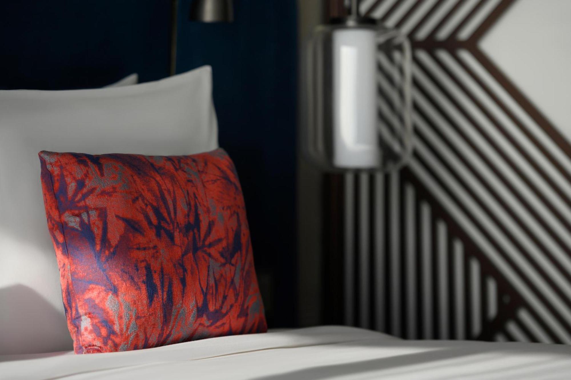 ホテル So/ Uptown ドバイ 部屋 写真 A throw pillow