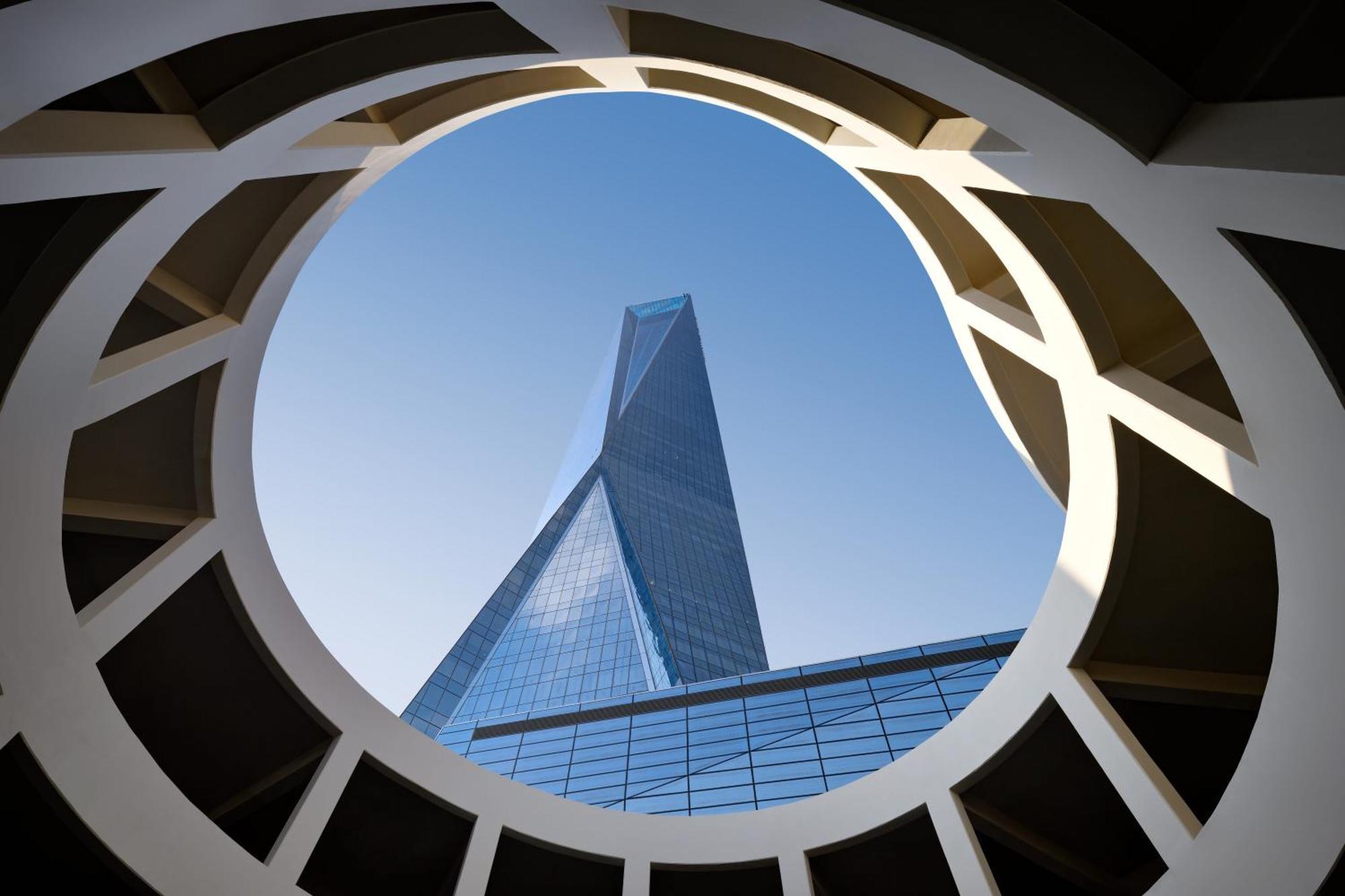 ホテル So/ Uptown ドバイ エクステリア 写真 The building's distinctive triangular shape